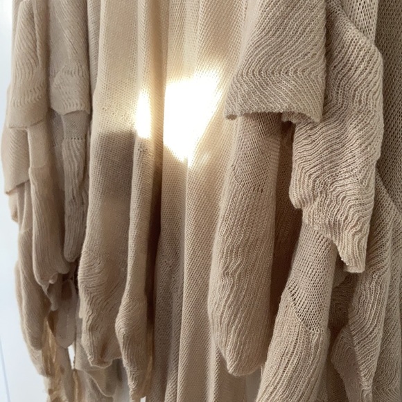 LC Lauren Conrad Beige Thin Ruffled Poncho, NWT, One Size - Picture 5 of 6